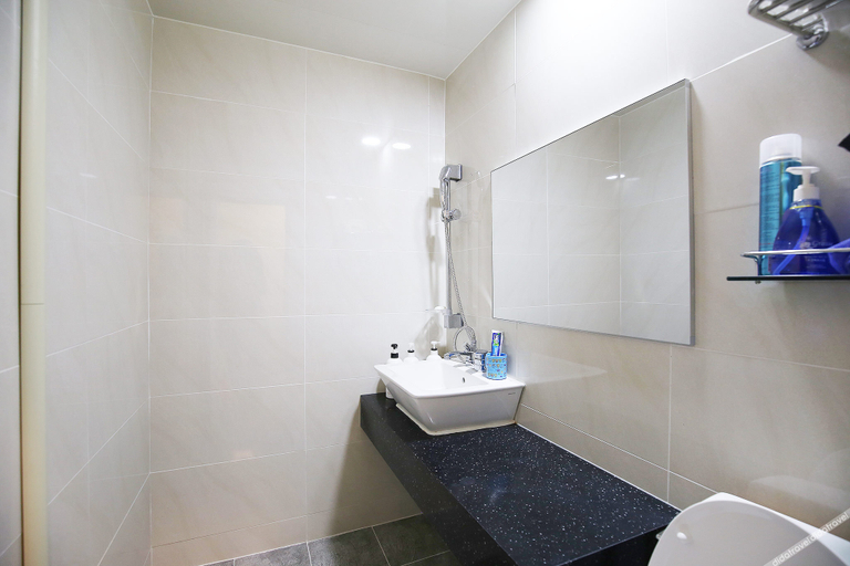 Bathroom, Gongju Soo, Gongju