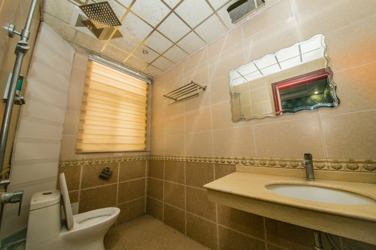 Bathroom 3, QuanjuHotel, Kaifeng