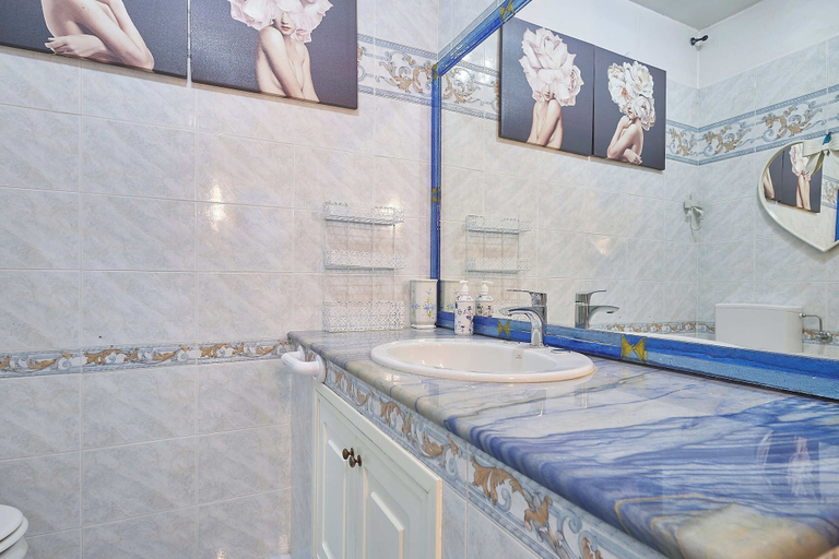 Bathroom 3, Lo Scirocco, Savona