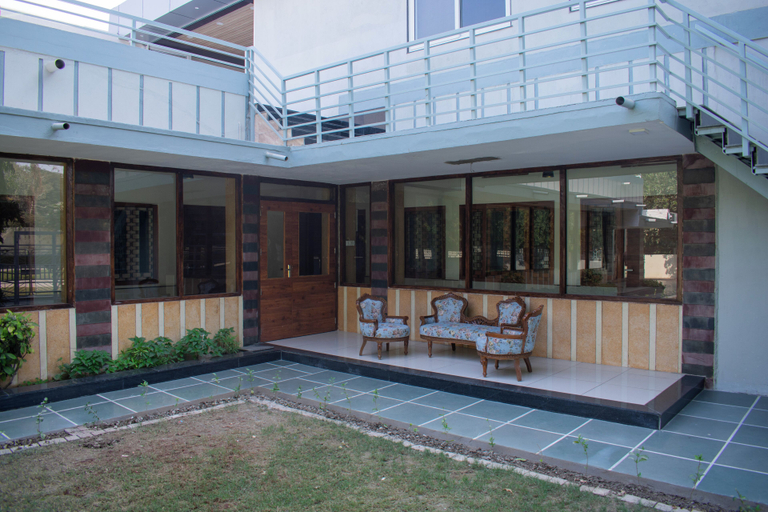 Exterior & Views