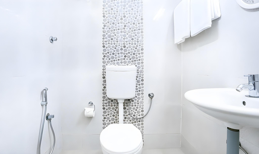 Bathroom 4, Treebo Comforts Inn, University Road Deralakatte, Dakshina Kannada