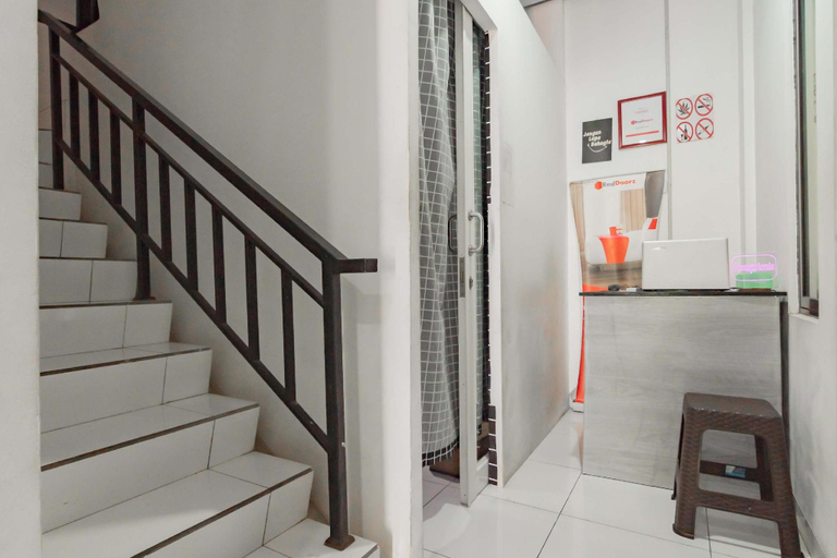 Public Area 2, RedDoorz @ Galuh Mas, Karawang