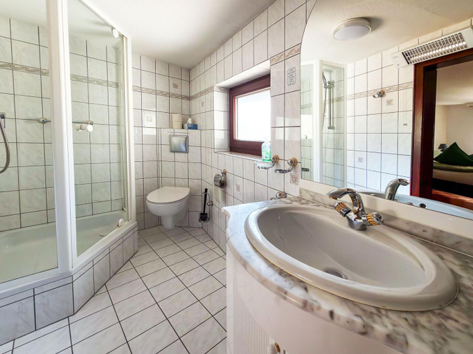Bathroom 3, Gasthaus Zur Burgschanke, Ahrweiler
