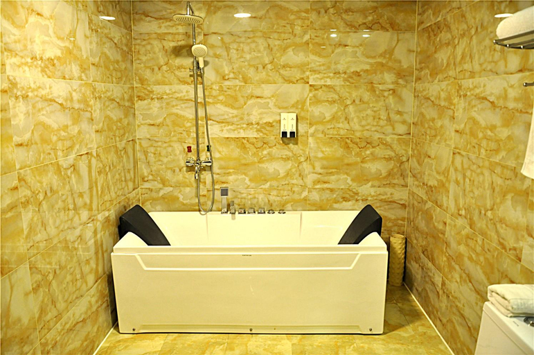 Bathroom 2, ホテル(), Linyi