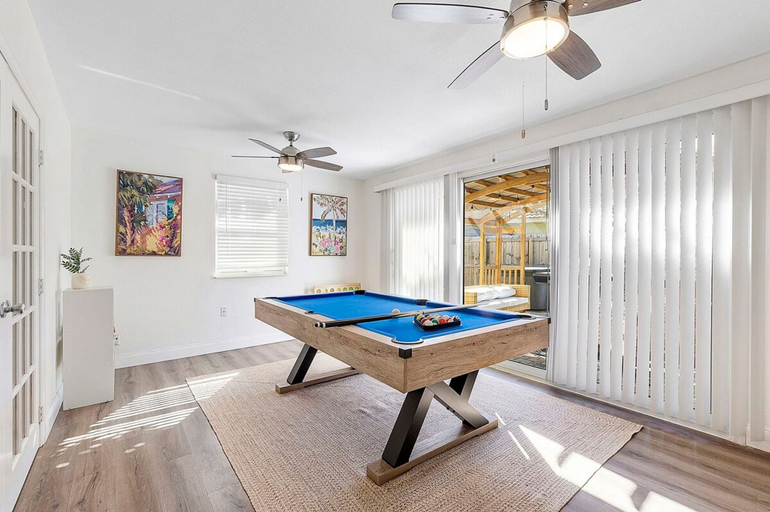 Room 3, Deerfield Beach 10 min 2 Beach Hot Tub Pool Table, Broward