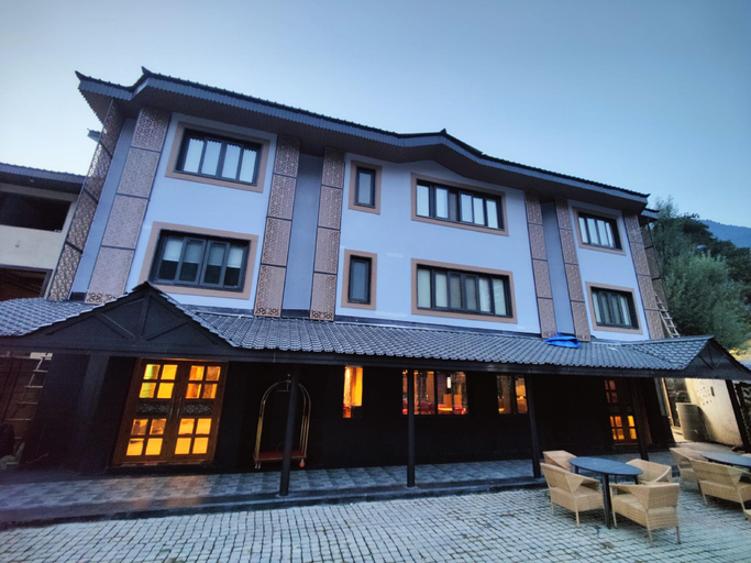 Exterior & Views
