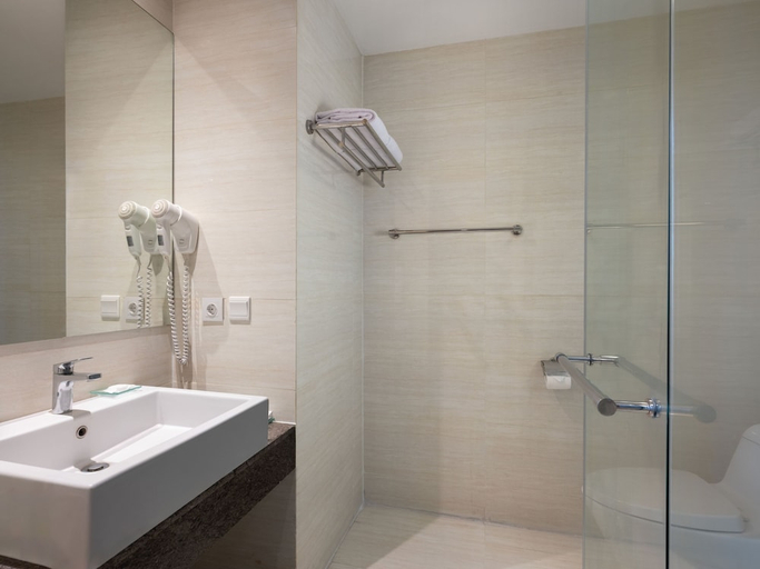 Bathroom 5, Hotel Santika Premiere Gubeng Surabaya, Surabaya