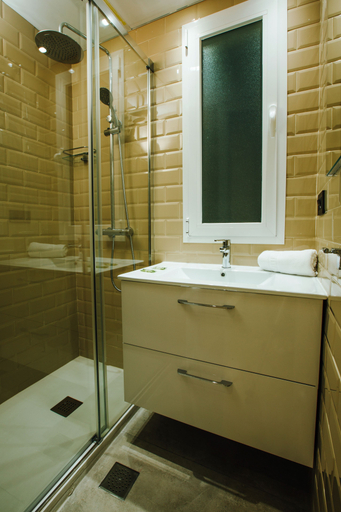 Bathroom 4, Reyes 59, Granada