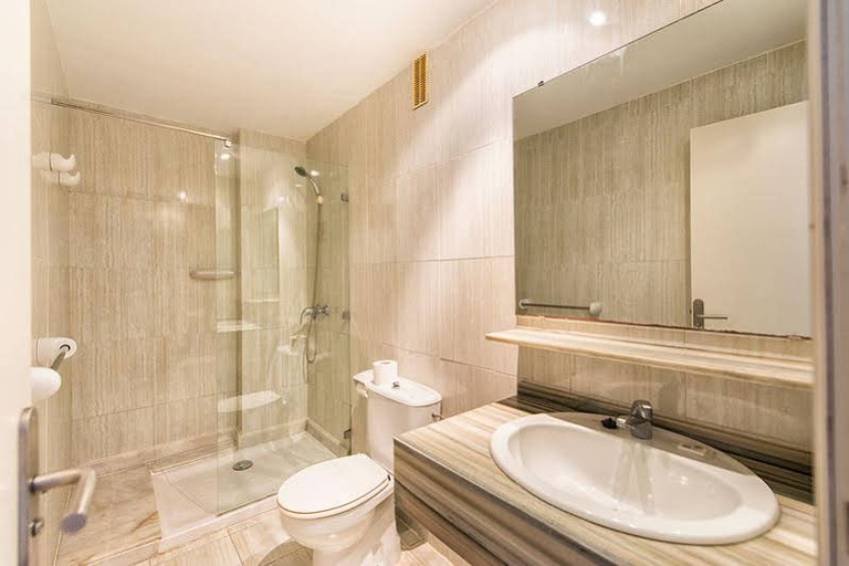 Bathroom, Apts. Arcos Playa ホテル(Apartamentos Arcos Playa), Baleares