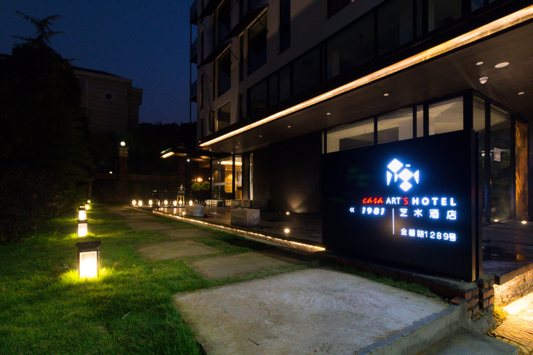 Exterior & Views