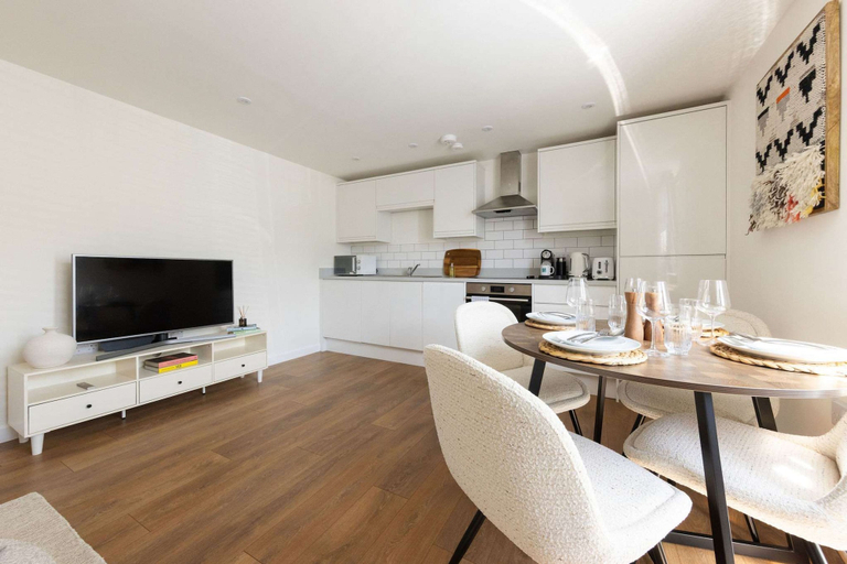 Room 4, Stylish Central Chichester Flat Near Station, West Sussex