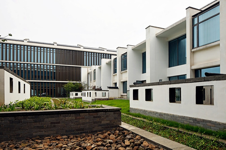 Exterior & Views