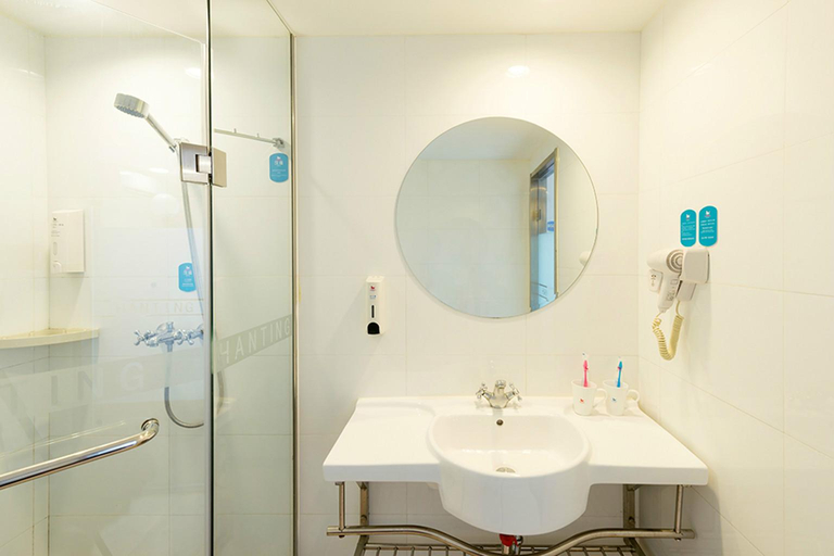 Bathroom 4, Hanting Hotel Luohe Remin Road, Luohe