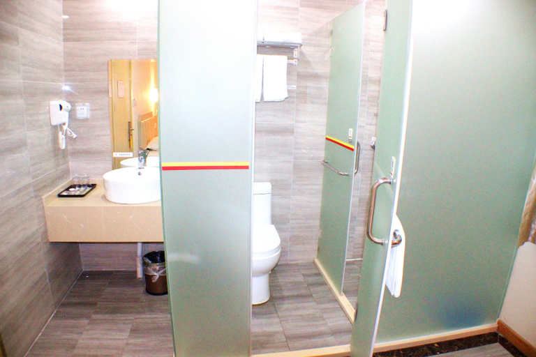 Bathroom 4, Super 8 Shanghai Dongjing Huanlegu Dongye Road, Shanghai