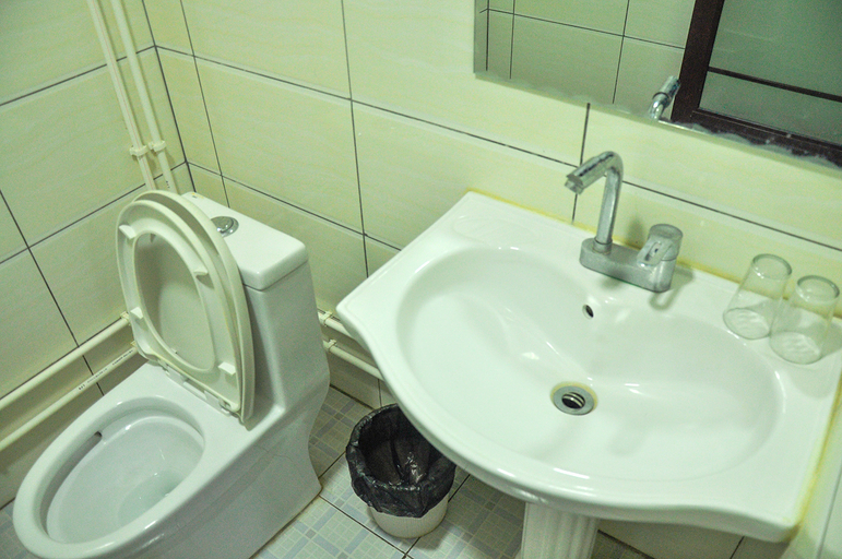 Bathroom 3, Riyue Inn, Yuncheng