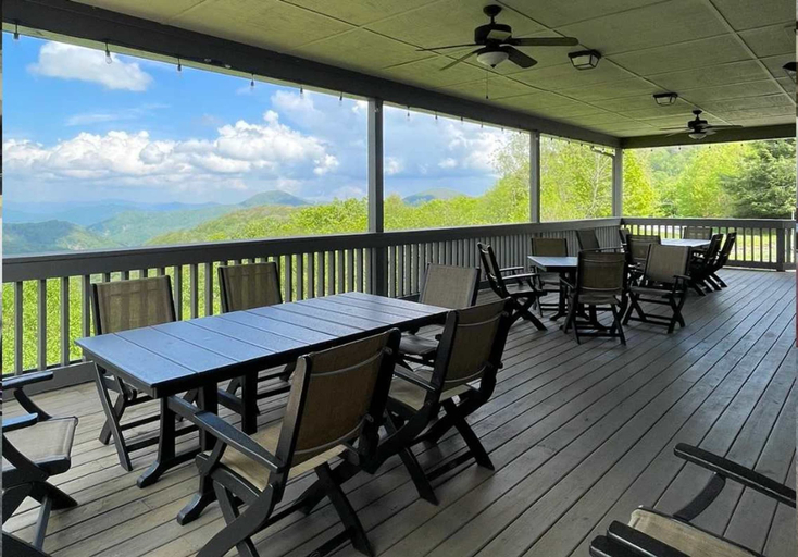 Room 2, 6 Br Cabin Hot Tub Fire Pit Min to Hatley Pointe, Madison