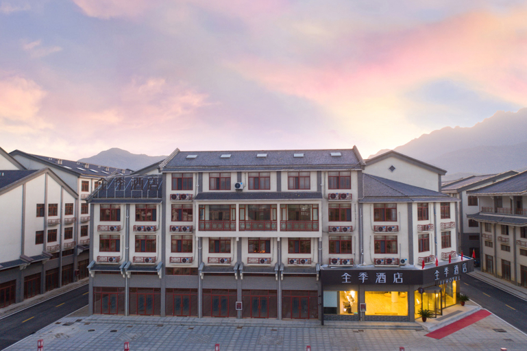 Exterior & Views