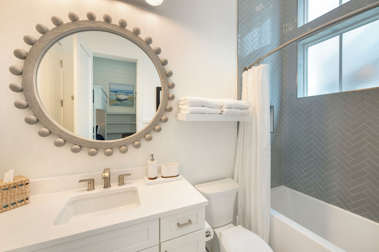 Interior 5, Seas & Sunsets 201 LAK, Nueces