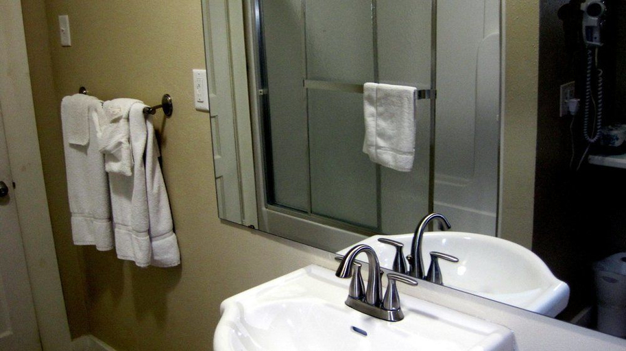 Bathroom, Sunset Inn and Suites, Gillespie
