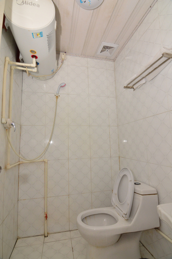 Bathroom 2, Huiyunijia Chain Hostel, Qingdao