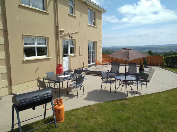 Outdoor dining, 4bedroom House-letterkenny-privategarden-sleeps 7