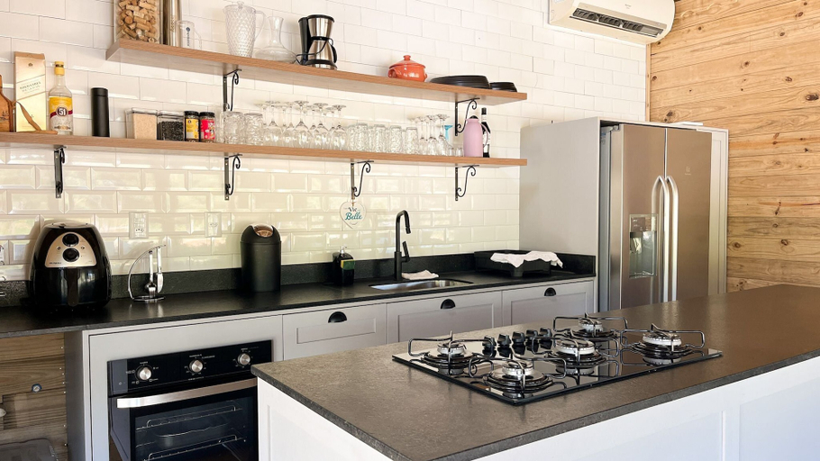 Private kitchen 2, Luxury Chalet Retreat With Jacuzzi & Fireplace, Itajaí
