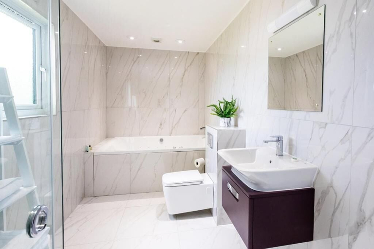 Bathroom 3, The Vale Golf and Country Club, Worcestershire