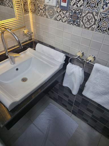 Bathroom 4, AliBaba Pyramids, Al-Ahram