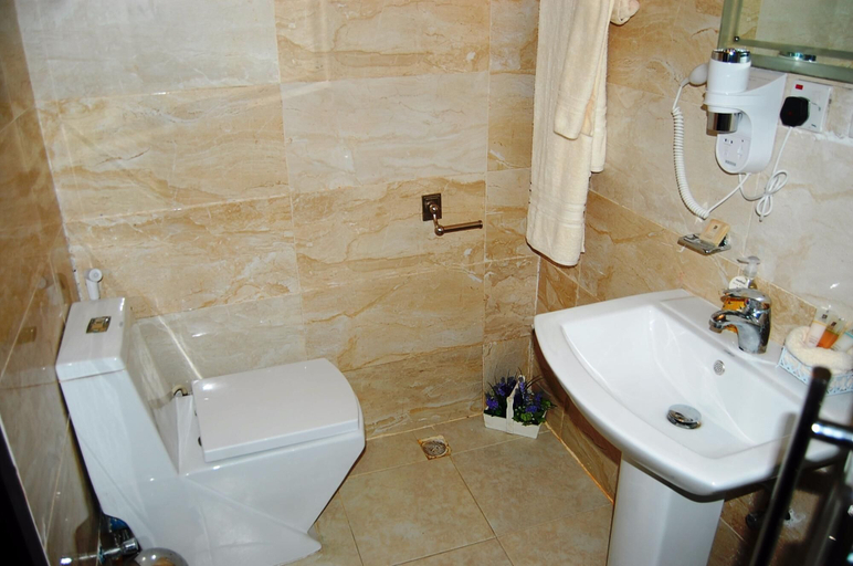 Bathroom 3, 144 스위트 럭셔리 호텔, Yenegoa
