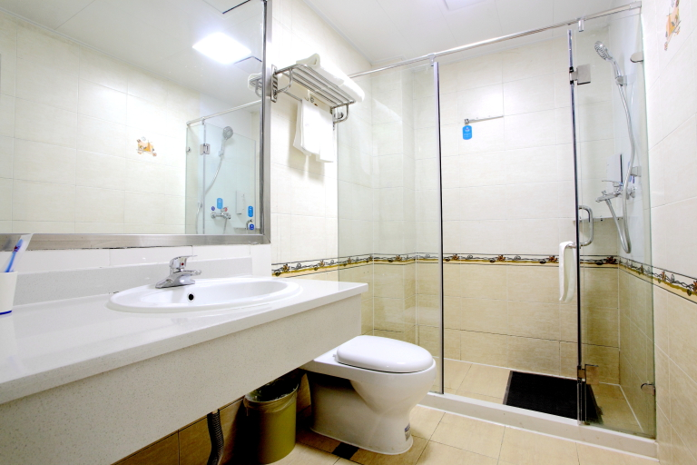 Bathroom, HanTing Hotel (Beijing Railway Station Subway Station), Beijing