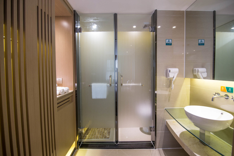 Bathroom 3, Unitour Hotel (Minzu Square Subway Station Guangxi Museum), Nanning