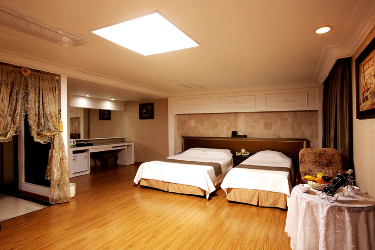 Bedroom 2, Palace Hotel Gwangju, Buk