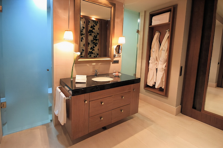 Bathroom 5, Hesperia World Trade Center, Valencia