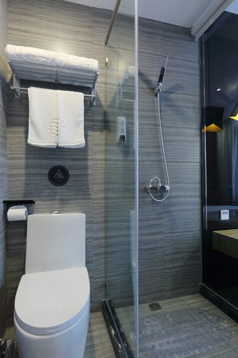 Bathroom 2, Foster Hotel (Shanghai Baoshan Road Subway Station), Shanghai