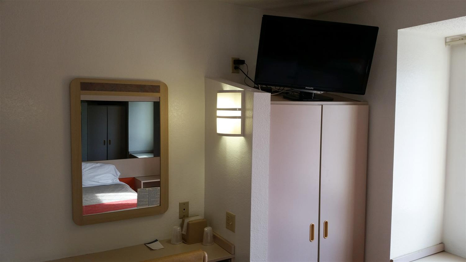 Bedroom 5, Motel 6 Chattanooga, TN - Downtown, Hamilton