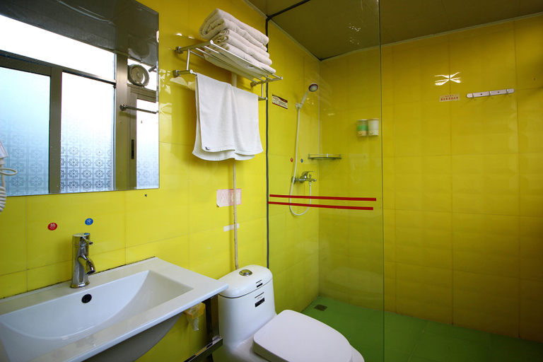 Bathroom, Heyi Express Hotel (Zhuhai Weichuangli Industrial Park), Zhuhai