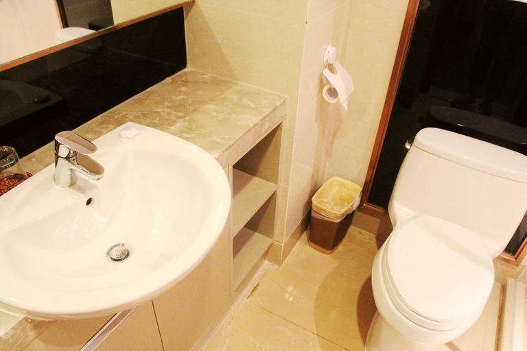 Bathroom 2, Zhonglian Free Harbor Hotel, Qingdao