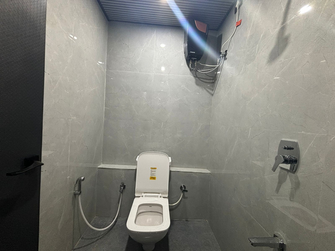Bathroom 2, Aqua Stays, Mumbai Suburban