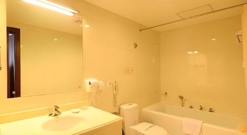 Bathroom, Beijing Ruyi Business Hotel, Beijing