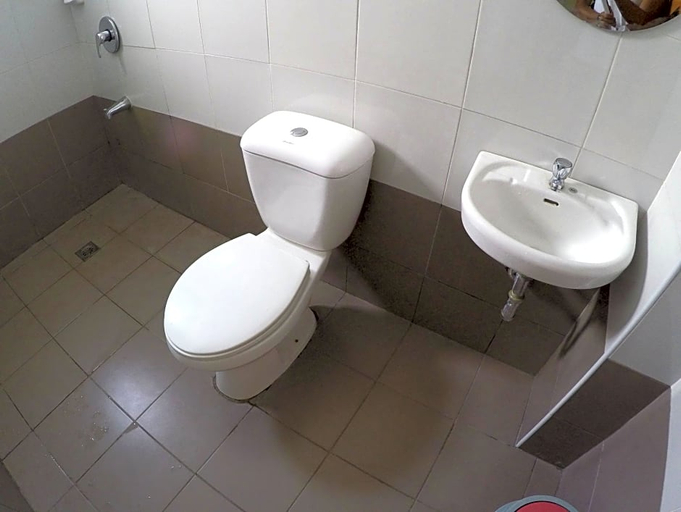 Bathroom 4, RedDoorz @ Bridgeway Hotel Tuguegarao City, Tuguegarao City