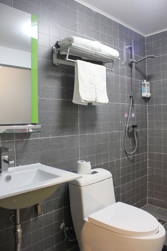 Bathroom 3, City 118 Hotel Chain (Qingdao Middle Road Railway Station), Weihai