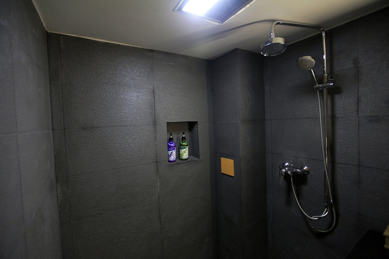 Bathroom 4, Desti Hostel, Lijiang