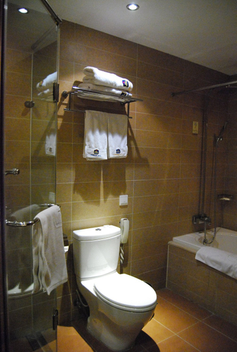 Bathroom 3, Hampton by Hilton Xuzhou Huaihai Road, Xuzhou