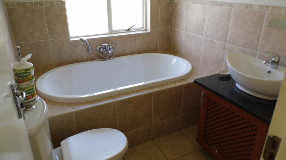Bathroom 4, ザ アンカレッジ, Sedibeng