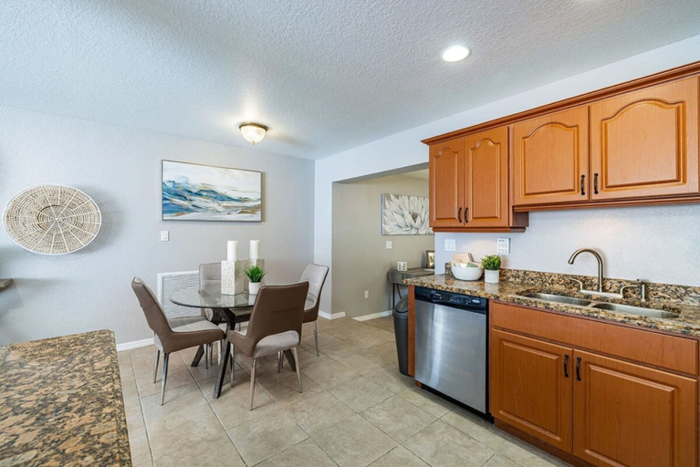 Room 5, Monthly Rental Comfy Beds Great for Remote Work, Pinellas