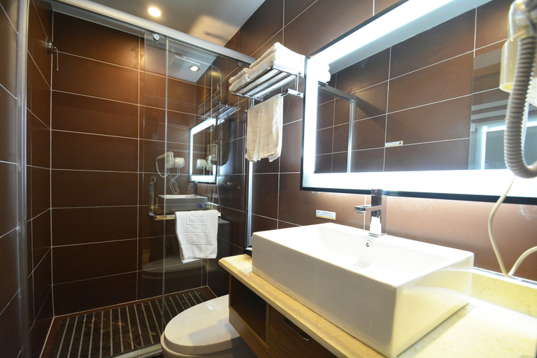 Bathroom 2, Super 8 Preferred Hotel (East High-speed Railway Station Economic Development First Street), Zhengzhou