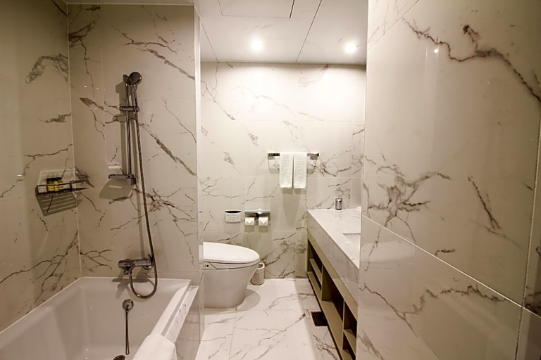 Bathroom 4, Golden Tulip Ever Yongin Hotel, Yongin