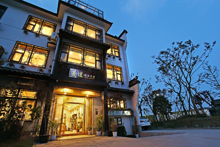 Exterior & Views