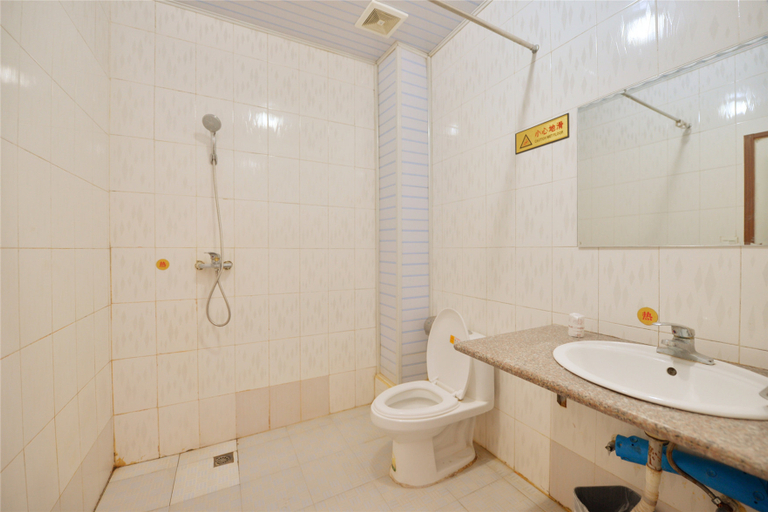 Bathroom 2, Shuangfu Hostel, Lijiang
