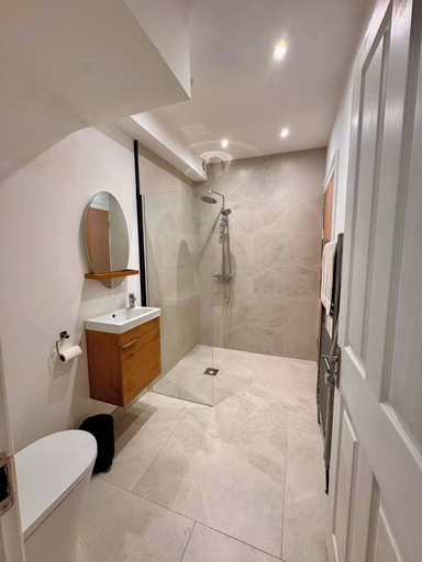 Bathroom 4, Stunning 4BR Brighton House - Near Beach & Lanes, Brighton and Hove